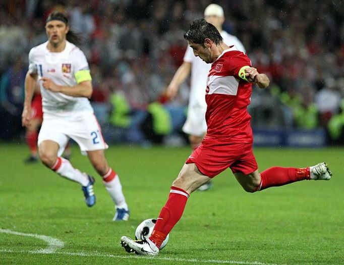 Nihat Kahveci právě střílí rozhodující třetí branku. Česko-Turecko 2:3.