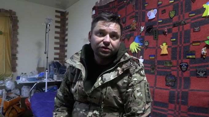 Tým ukrajinských zdravotníků v Doněcké oblasti denně zachrání život až deseti zraněným vojákům.