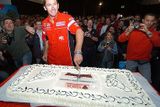 Mistr světa superbiků Troy Bayliss, krájí dort, který dostal od stáje Ducati jako dárek k titulu.