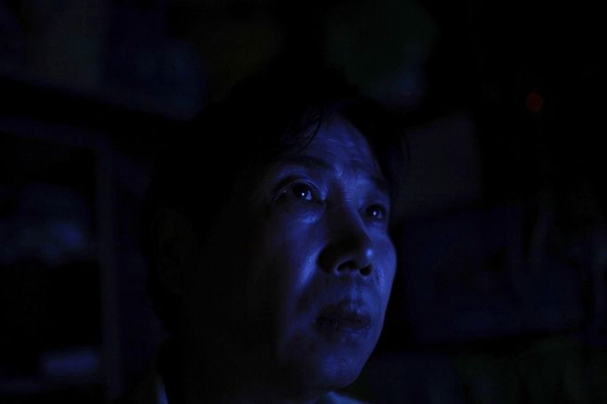 Xiao Cao, a 57-year-old gay man, watches television in his eight-square-metre apartment in Shanghai April 22, 2012. China's gay community has long been on the edges of society but it is gradually becoming more accepted. Cao, who is an unemployed drag queen, is one whose life lifts the curtain on a less romanticised view of Chinese homosexuals. Living in an eight-square-metre apartment behind a public toilet and with a monthly income of 500 yuan ($79) from social insurance, he passes his days dancing in public and spending time with friends at gay clubs. Picture taken April 22, 2012. REUTERS/Aly Song (CHINA - Tags: SOCIETY) CHINA OUT. NO COMMERCIAL OR EDITORIAL SALES IN CHINA. ATTENTION EDITORS PICTURE 26 OF 28 OF PACKAGE 'GAY AND OUT IN CHINA' TO FIND ALL IMAGES SEARCH 'GAY OUT CHINA' Published: Čer. 1, 2012, 12:42 dop.