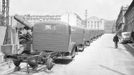 Nákladní automobily na dvoře závodu Automobilka Praga Vysočany, rok 1946