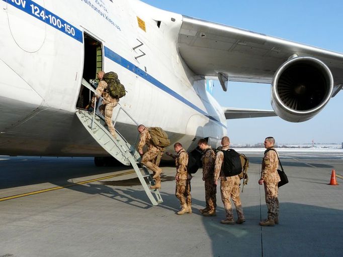 A je to! Nastupovat. Chrudimští vojáci mizí v útrobách leteckého obra An-124.