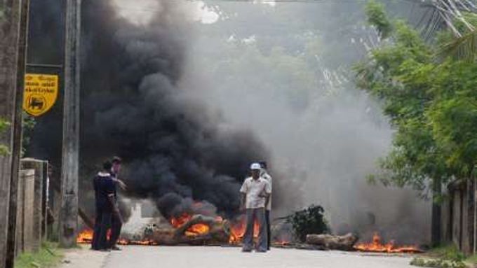 Tamilové blokují cestu během protivládních protestů, které se konaly 8. prosince.