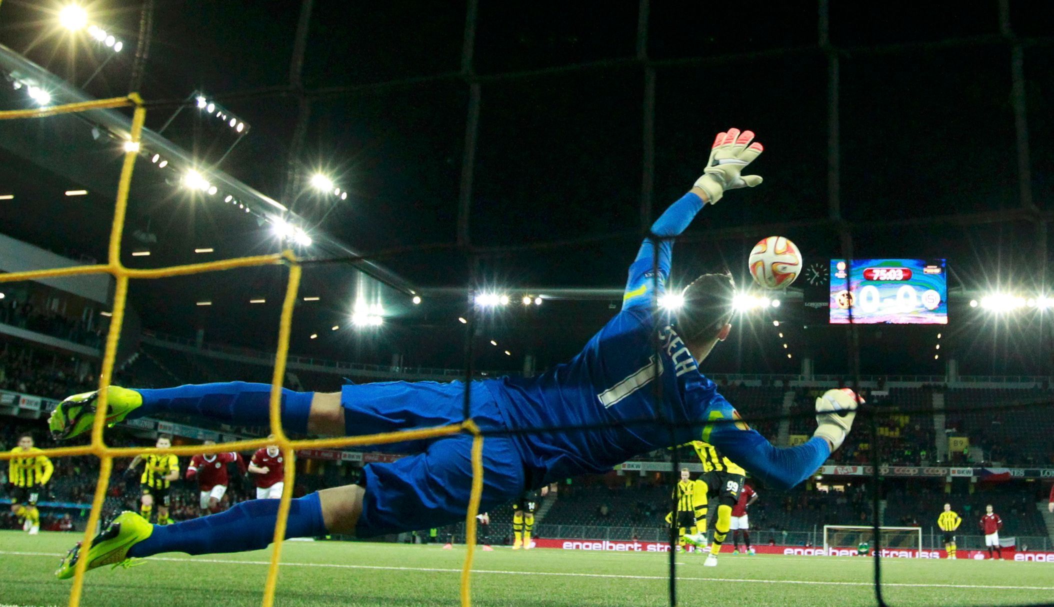 EL, Young Boys Bren - Sparta: Marek Štěch dostává gól z penalty