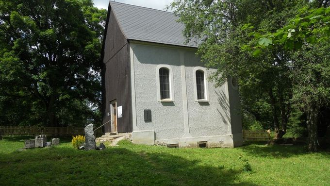 Kaple uctívající oběti komunistického zla na Šumavě. Zaniklá osada Hůrka.