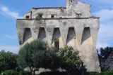 Torre Angellara leží na pobřeží a má terasu s výhledem na moře. Jedná se o vojenskou budovu, která byla součástí obranného systému na pobřeží jižní Itálie v 15. století. Objekt je v blízkosti městečka Salerno.