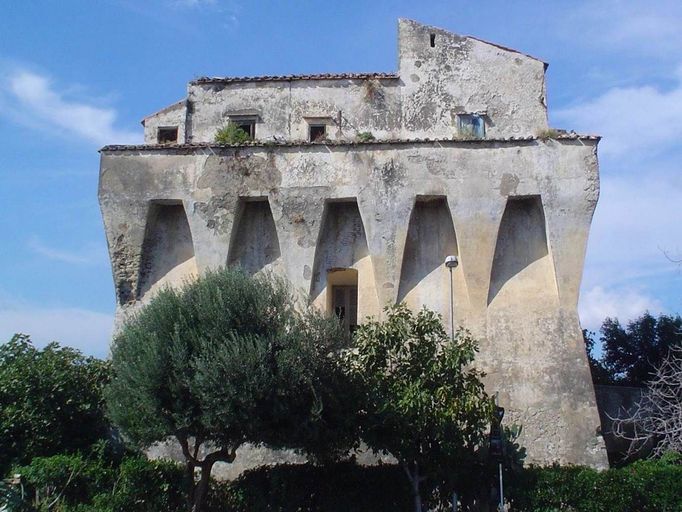 Torre Angellara se nachází na pobřeží Campanian s terasou s výhledem na moře.