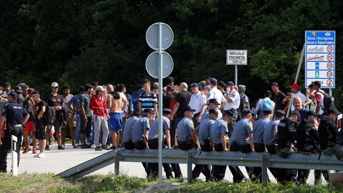Migranti na bosensko-chorvatské hranici. Snímek z června 2018.