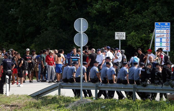 Migranti na bosensko-chorvatské hranici. Snímek z června 2018.