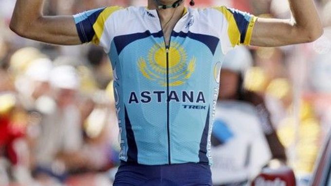 Španělský cyklista Alberto Contador oslavuje vítězství v 15. etapě Tour de France