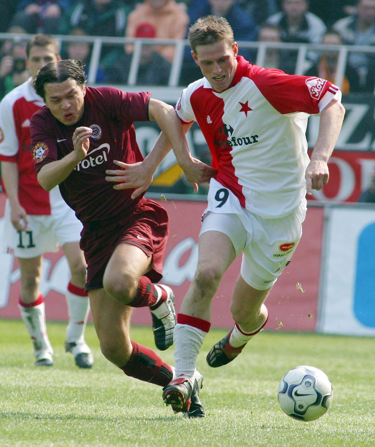 Fotbalista klubu AC Sparta Praha Libor Sionko (vlevo) a Štěpán Vachoušek ze Slavie v utkání Gambrinus ligy.