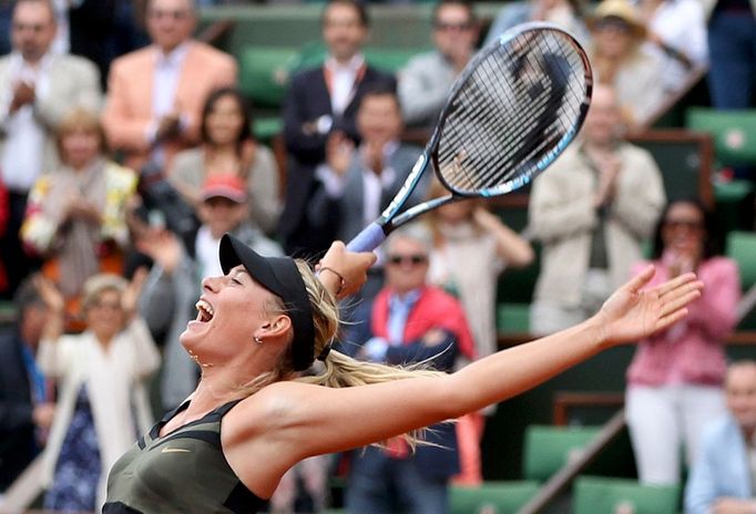 Ruská tenistka Maria Šarapovová se raduje z vítězství ve finále French Open 2012.