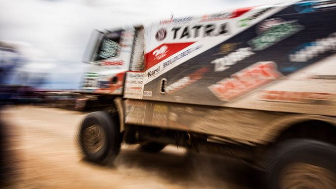 Podívejte se, jak se jezdci na Dakaru vypořádali s druhou etapou bez možnosti využít na trati pomoci svého doprovodu.