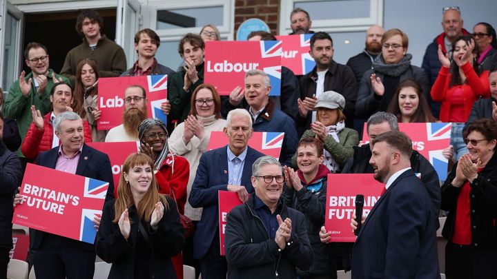 Těžká noc pro konzervativce. Labouristé vyhráli doplňovací volby, vedou i v místních; Fotoquelle: Reuters