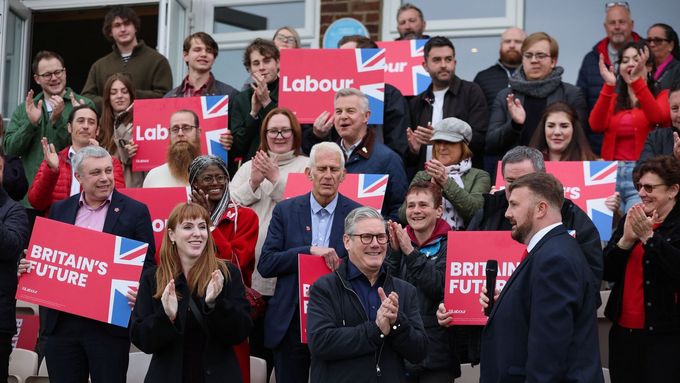 Labouristé se radují z výsledků voleb, úplně vpředu tleská předseda strany Keir Starmer.