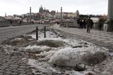 Měsíc leží v Praze sníh. V centru jsou už ulice suché
