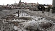 Měsíc leží v Praze sníh. V centru jsou už ulice suché