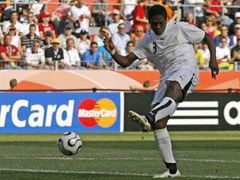 Asamoah Gyan z Ghany dává gól do sítě českého týmu.