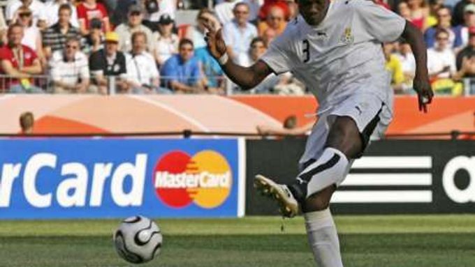 Asamoah Gyan z Ghany dává gól do sítě českého týmu.