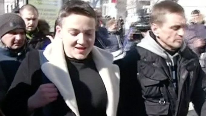 Ukrajinskou poslankyni Nadiju Savčenkovou zbavili imunity a zatkli. Na videozáznamu má údajně vyhrožovat, že odstraní vedení Ukrajiny.