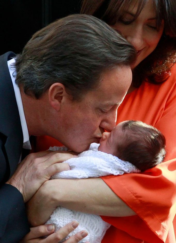 3. září 2010. Premiér David Cameron přivezl manželku a dcerku z porodnice na slavnou adresu Downing Street 10.