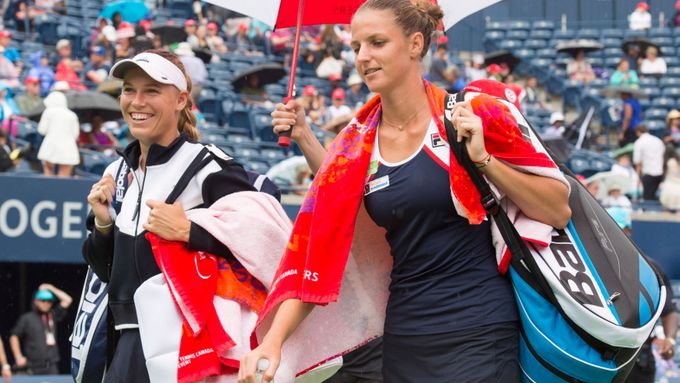 Karolína Plíšková a Caroline Wozniacká musely během čtvrtfinále bojovat i s deštěm.