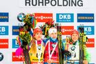 Gabriela Koukalová, Kaisa Mäkäräinenová a Laura Dahlmaeirová v cíli sobotního sprintu. Zlato brala suverénní Finka.
