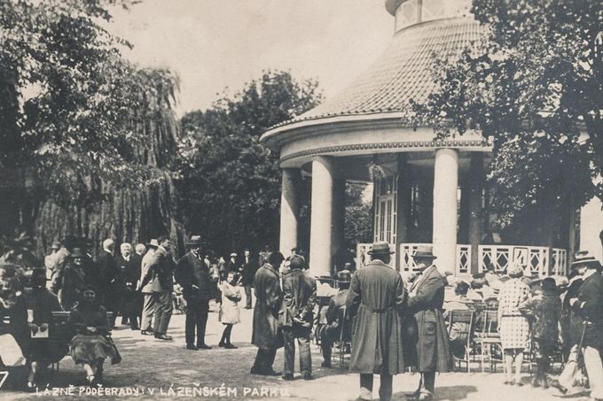 Lidé v lázeňském parku. Lázně Poděbrady na archivním snímku. Rok 1920