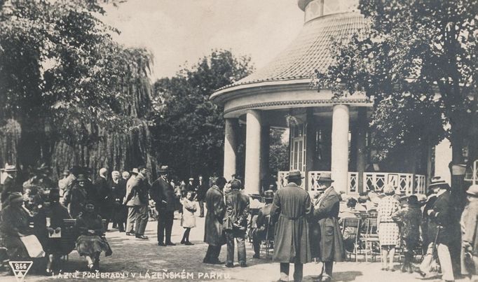 Lidé v lázeňském parku. Lázně Poděbrady na archivním snímku. Rok 1920