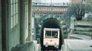 Historická fotografie zachycuje horní stanici lanovky (Standseilbahn) v drážďanské čtvrti Weisser Hirsch v roce 1957. Vůz lanovky vjíždí do tunelu na konci trati.