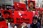 "Žádné vydávání do Číny". Nový zákon vyhnal do ulic Hongkongu statisíce lidí