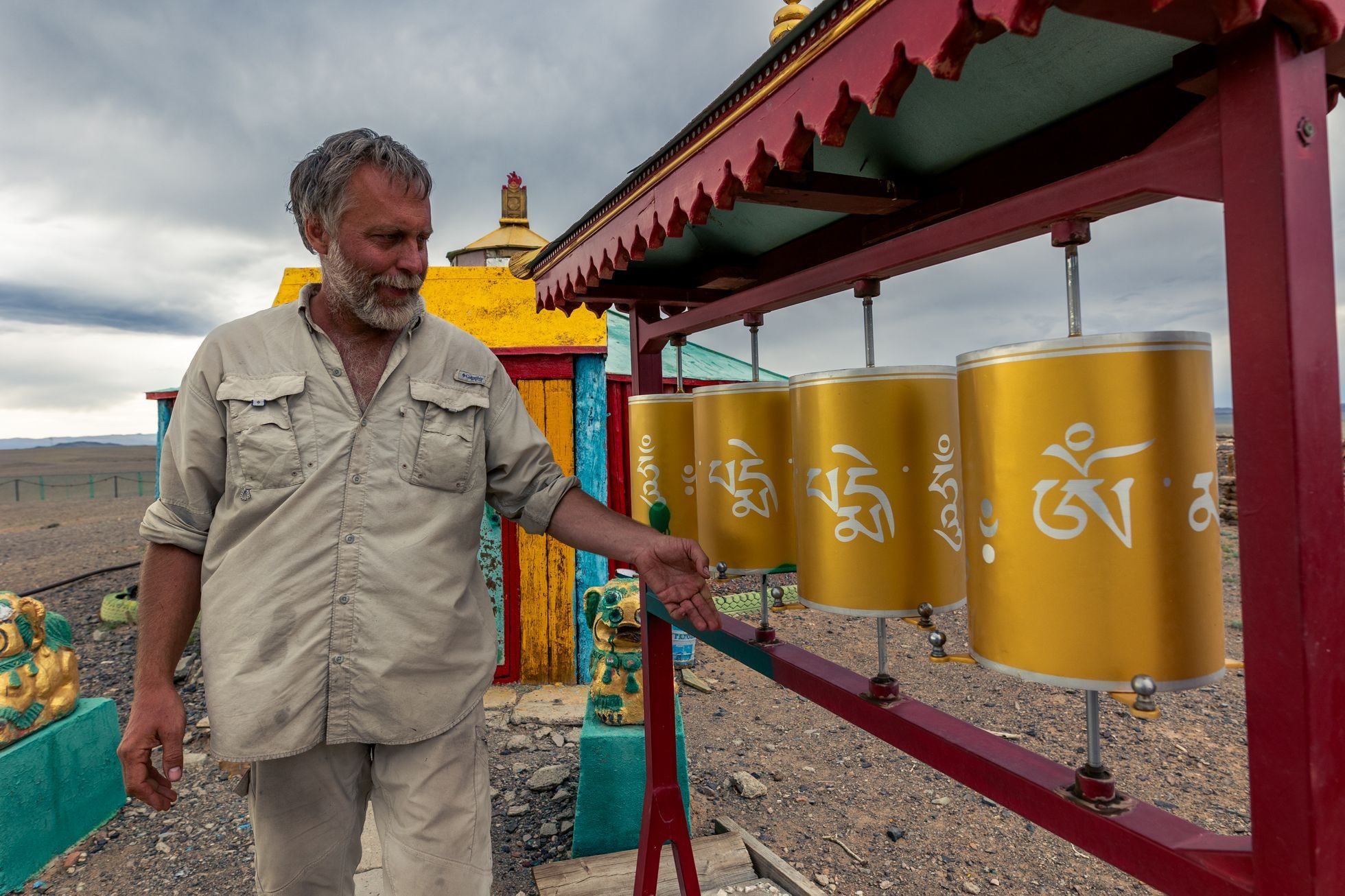 Žlutá žába pluje na východ