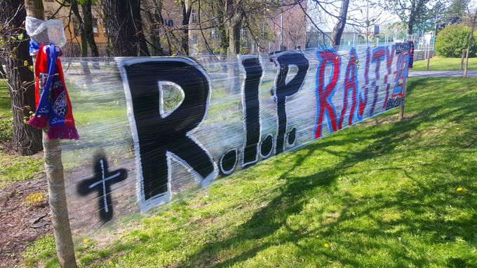 Fanoušci Plzně uctívají památku na Františka Rajtorala před stadionem Viktorie