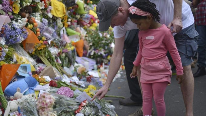 Lidé se chodí poklonit památce Nelsona Mandely. Jeho dům v Houghtonu v Johannesburgu je zasypán květinami.