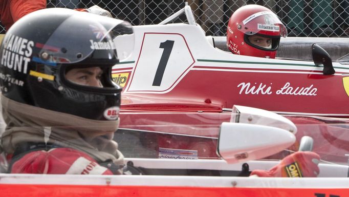 Daniel Brühl jako Niki Lauda a Chris Hemsworth James Hunt ve filmu Rush.