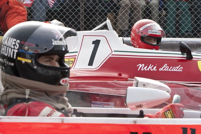 Daniel Brühl jako Niki Lauda a Chris Hemsworth James Hunt ve filmu Rush.