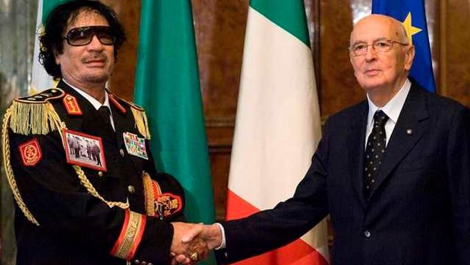 Libyjský vládce Muammar Kaddáfí a italský prezident Giorgio Napolitano v Římě, 10. 6. 2009