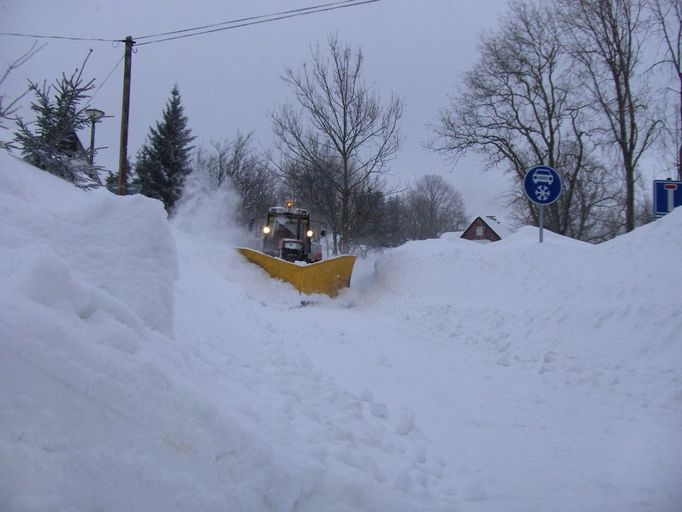 Dnes po 12. hodině se podařilo projet pluhem do osady Jizerka v Jizerských horách, píše nám čtenář Josef Nosek.