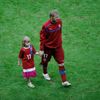 Tomáš Hübschman s dcerou opouští hřiště po utkání Česko - Portugalsko ve čtvrtfinále Eura 2012.