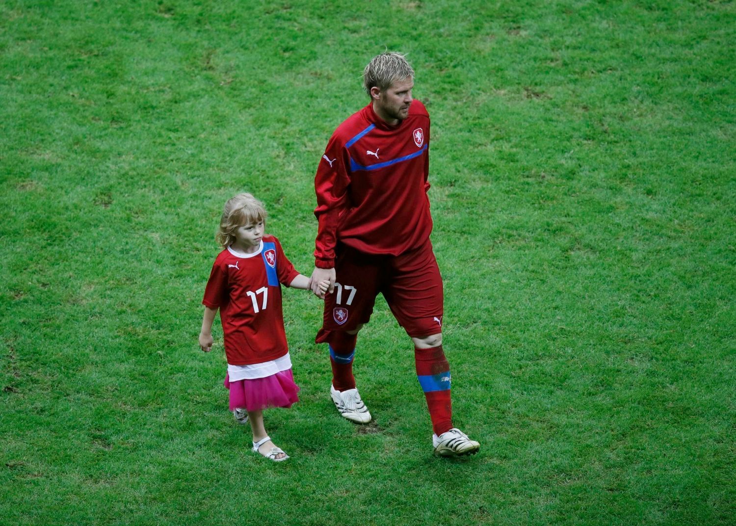Tomáš Hübschman s dcerou opouští hřiště po utkání Česko - Portugalsko ve čtvrtfinále Eura 2012.