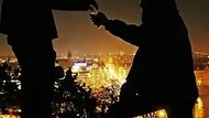 Tito mladíci zvolili o něco romantičtější oslavu na betonové římse na Letné.