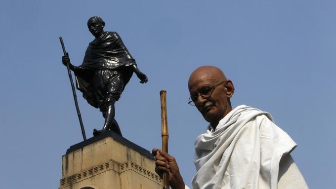 Foto: V Indii prý ožila duše Mahátmy Gándhího. Převtělil se