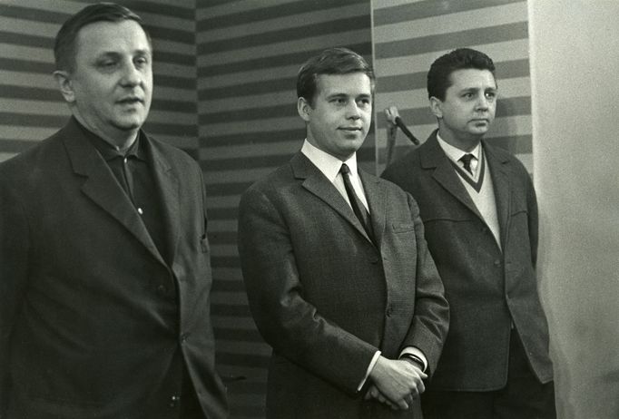 Jiří Šotola, Václav Havel (na snímku uprostřed) a Jiří Klobouk při udílení cen Čs. televize za televizní hru se současnou tematikou v prosinci roku 1964.