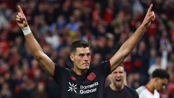 Patrik Schick z Leverkusenu slaví gól z penalty v zápase s Eintrachtem Frankfurt