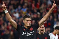 Zahraniční ligy: Schick skóroval z penalty, Bayer i v devíti porazil Frankfurt