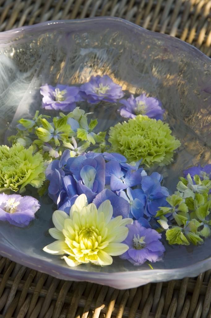 Použijte dekorativní mísu s vodou a vložte do ní pár květů.