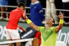 Španělský antukový král oproti všeobecným předpokladům ve čtvrtfinále Roland Garros vyřadil světovou jedničku a největšího favorita. Takto Nadal slavil po čtyřech hodinách a dvanácti minutách nadpozemského tenisu.