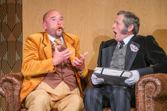 Na snímku ze Španělské mušky jsou Michal Štěrba jako majitel továrny na hořčici Ludwig Klinke a Miloslav Krejsa coby Anton Tiedemeier.