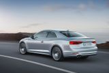 Druhá generace Audi A5 rozvíjí design té původní. Jedná se tedy o elegantní, ale přesto sportovní automobil.