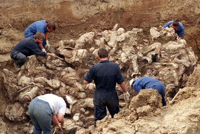 Snímek z roku 1996. Tehdy týmy forenzních expertů otevíraly masové hroby, do nichž byly pohozeny ostatky obětí ze Srebrenice, kde přišlo o život na osm tisíc lidí. Tento hrob byl nalezen u obce Pilicer.